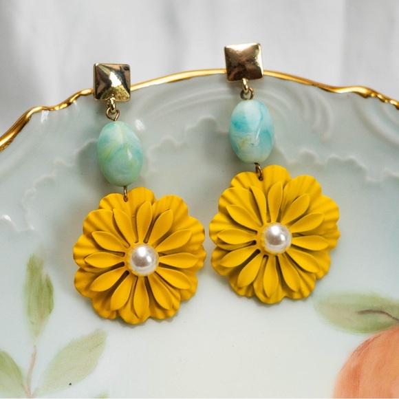 ✨Modcloth Linnea Earrings - Picture 2 of 4